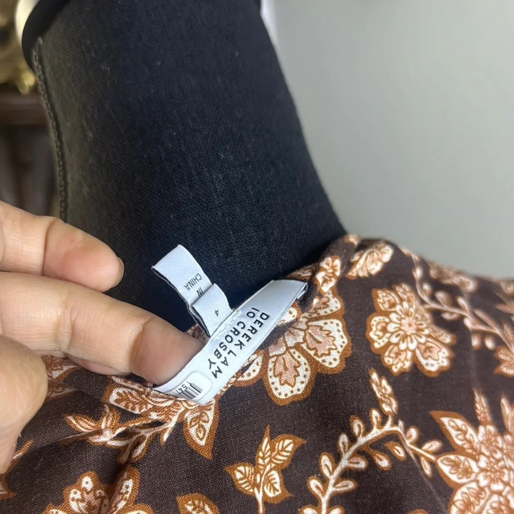 DEREK LAM 10 CROSBY
Rhea Printed Linen Blend Top - Picture 9 of 10